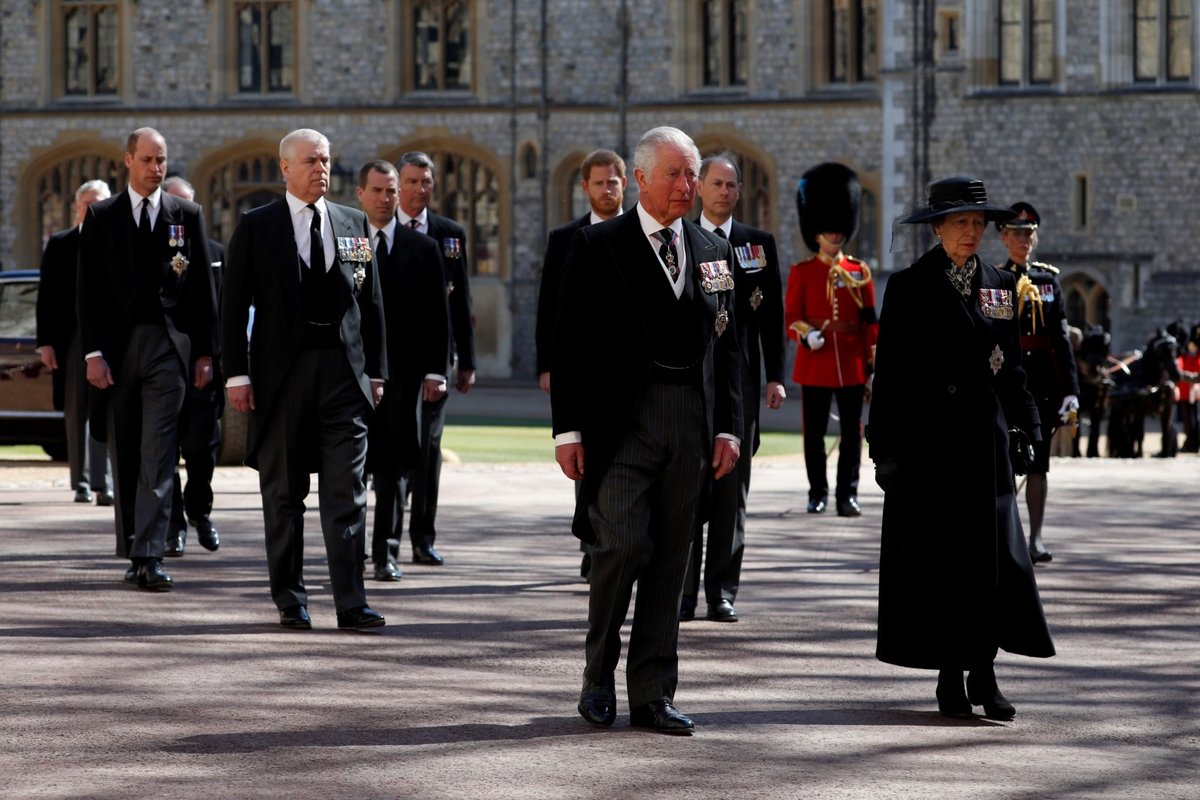 Smuteční pochod členů královské rodiny za vozem s rakví prince Philipa. V čele princ Charles a princezna Anna