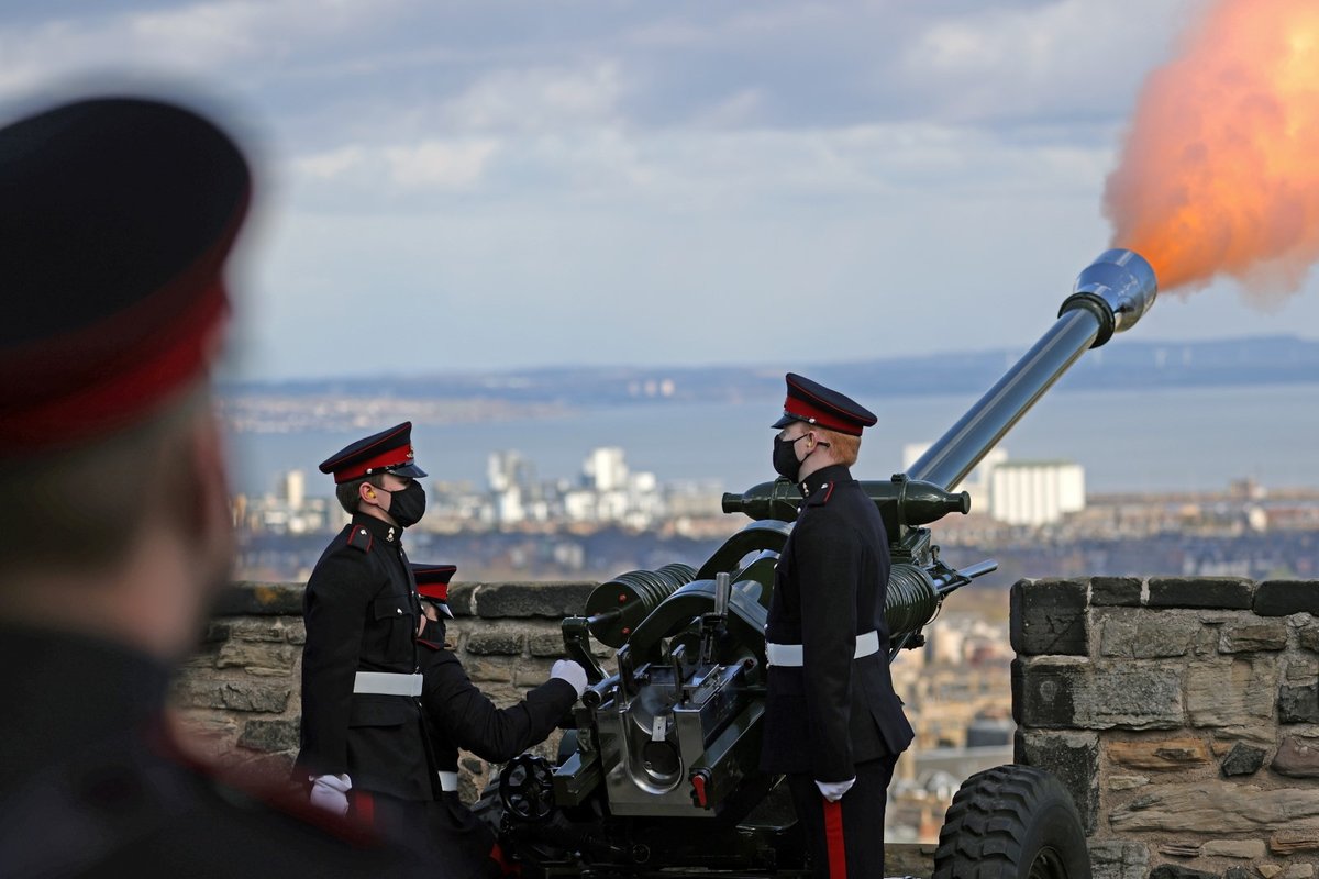 Před a po celostátní minutě ticha stráže na hradě Edinburgh vypálily slavnostní salvy na počest prince Philipa