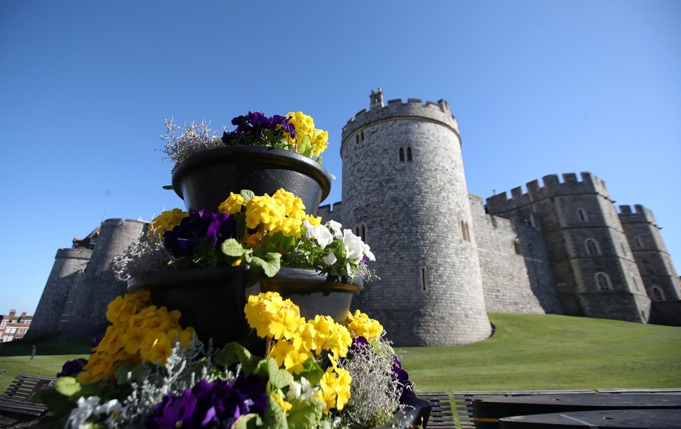 Sobota dopoledne a děn u hradu Windsor před pohřbem prince Philipa.