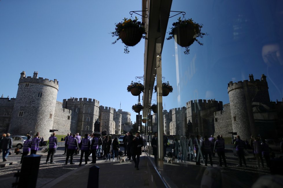 Sobota dopoledne a děn u hradu Windsor před pohřbem prince Philipa.