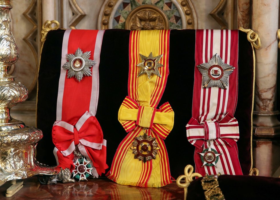 Probíhají poslední přípravy na pohřeb prince Philipa. Jeho odznaky jsou umístěny na oltáři v kapli sv. Jiří.