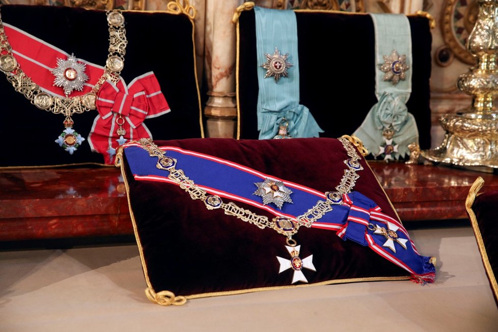 Probíhají poslední přípravy na pohřeb prince Philipa. Jeho odznaky jsou umístěny na oltáři v kapli sv. Jiří.
