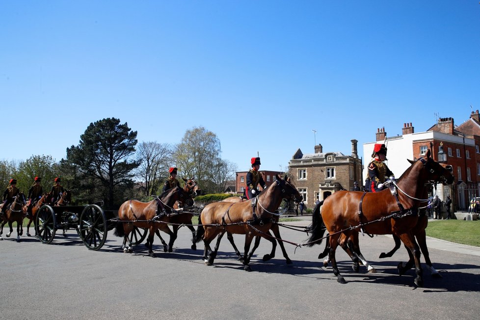 Probíhají poslední přípravy na pohřeb prince Philipa. K Windsoru přijíždí členové královské gardy Royal Horse Artillery