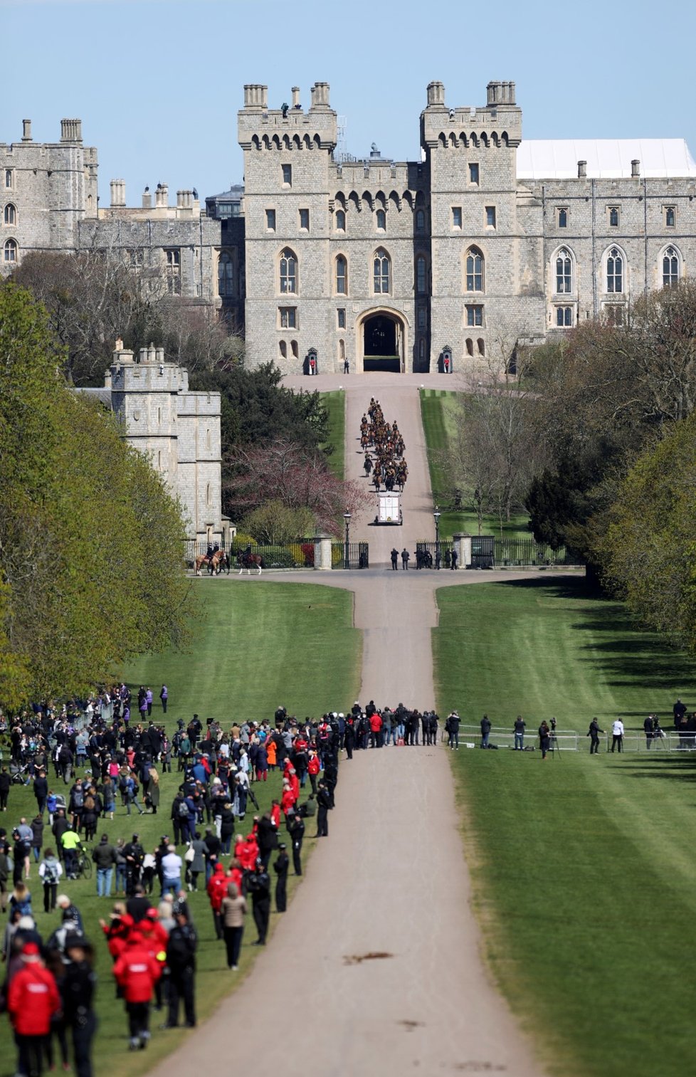 Probíhají poslední přípravy na pohřeb prince Philipa. K Windsoru přijíždí členové královské gardy Royal Horse Artillery