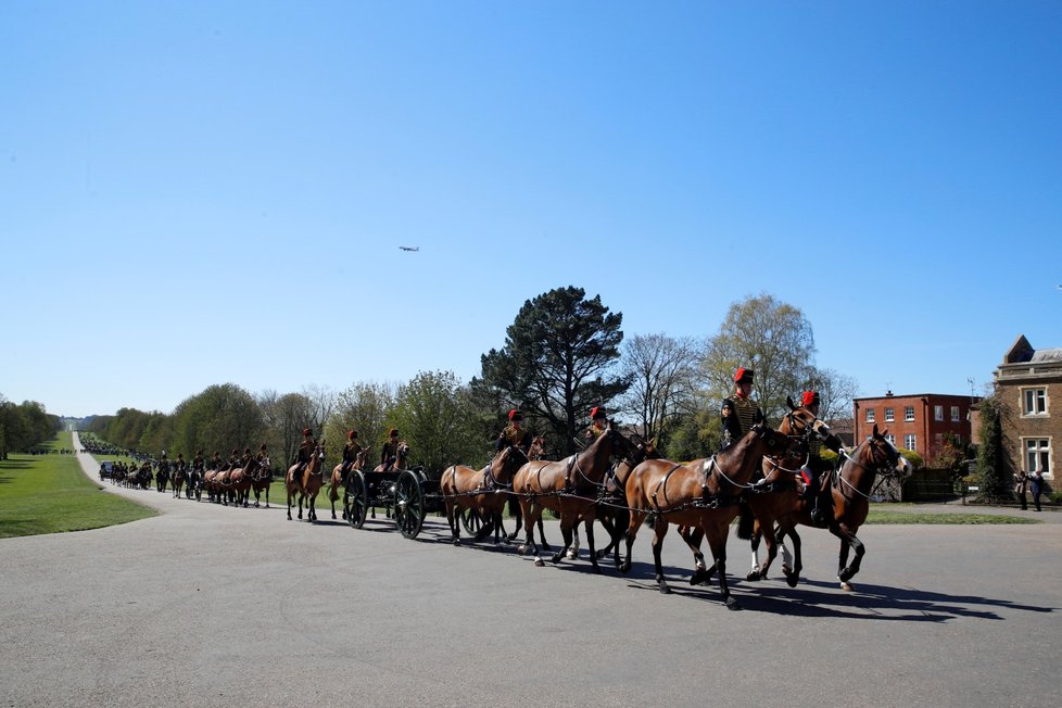 Probíhají poslední přípravy na pohřeb prince Philipa. K Windsoru přijíždí členové královské gardy Royal Horse Artillery