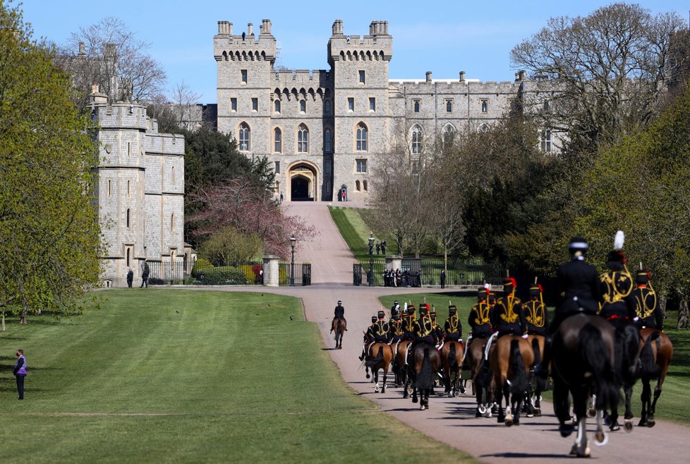 Probíhají poslední přípravy na pohřeb prince Philipa. K Windsoru přijíždí členové královské gardy Royal Horse Artillery