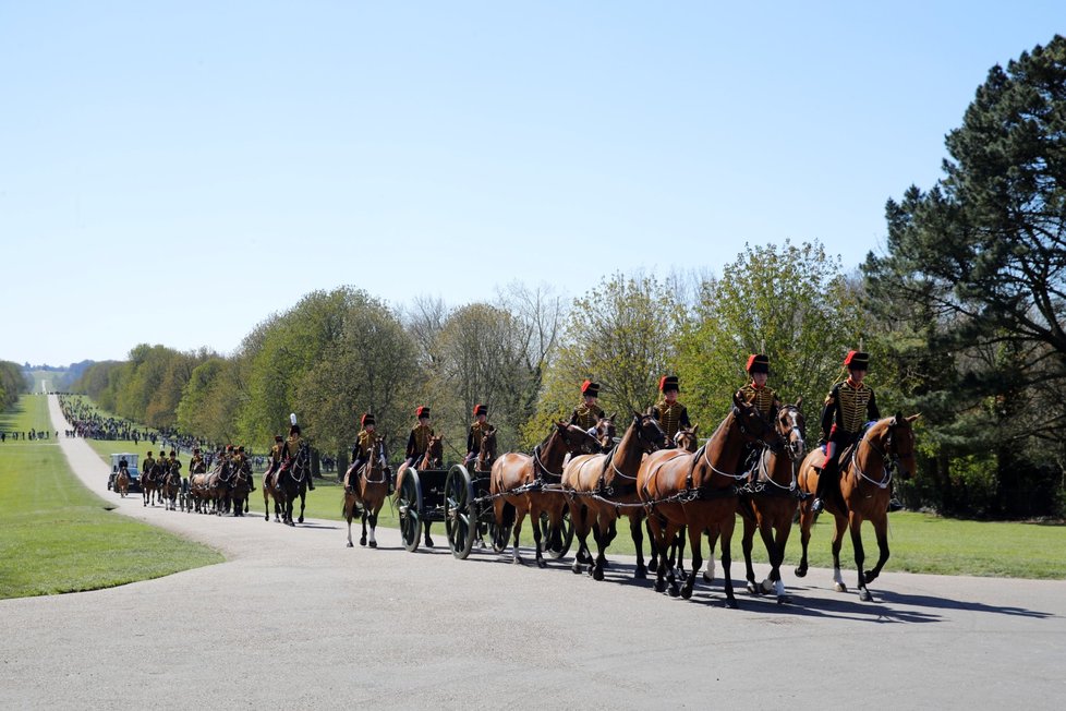 Probíhají poslední přípravy na pohřeb prince Philipa. K Windsoru přijíždí členové královské gardy Royal Horse Artillery