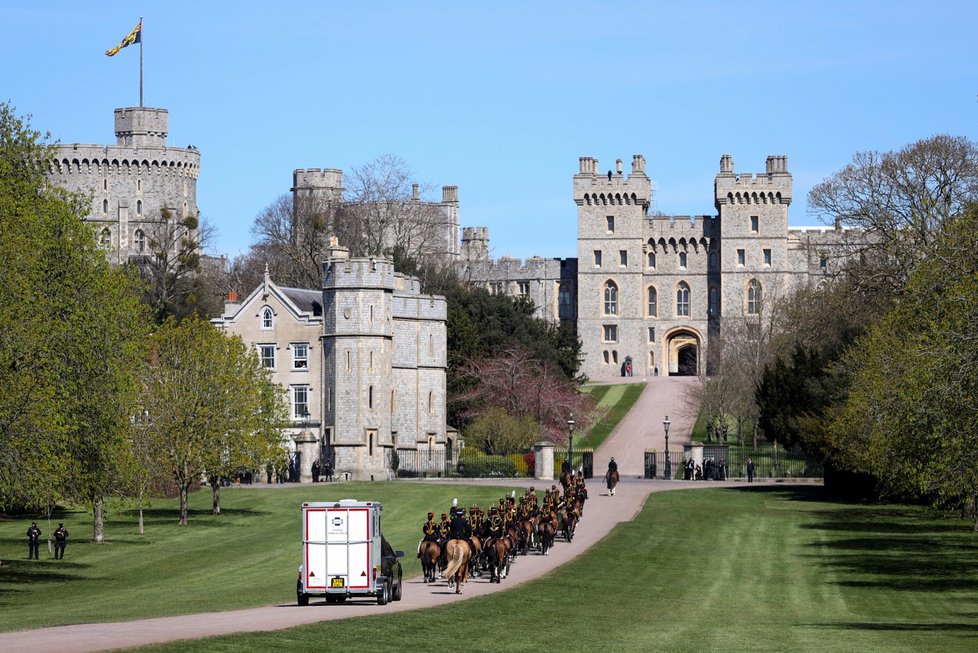 Probíhají poslední přípravy na pohřeb prince Philipa. K Windsoru přijíždí členové královské gardy Royal Horse Artillery