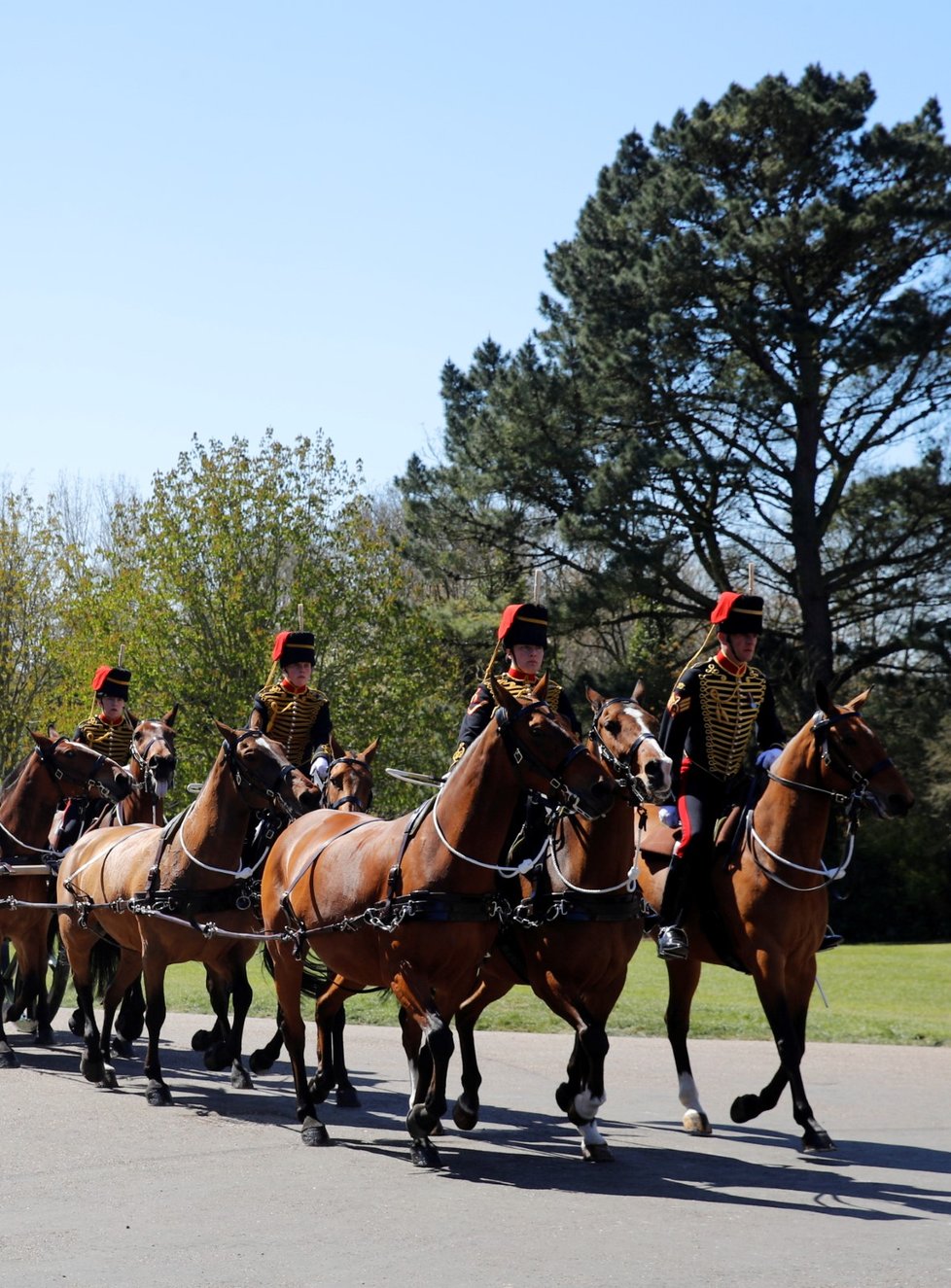 Probíhají poslední přípravy na pohřeb prince Philipa. K Windsoru přijíždí členové královské gardy Royal Horse Artillery