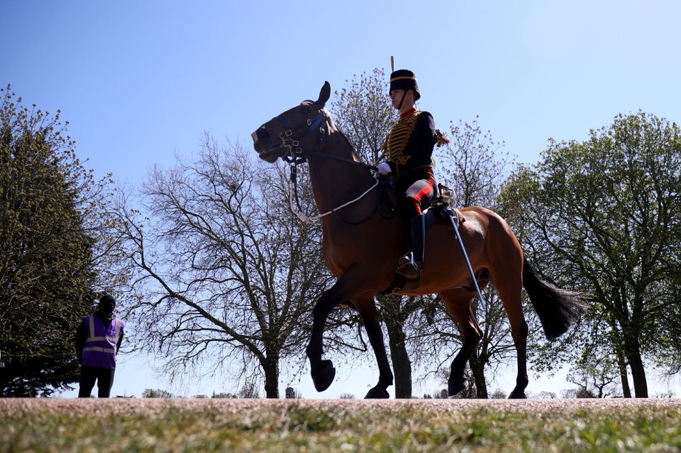 Probíhají poslední přípravy na pohřeb prince Philipa. K Windsoru přijíždí členové královské gardy Royal Horse Artillery