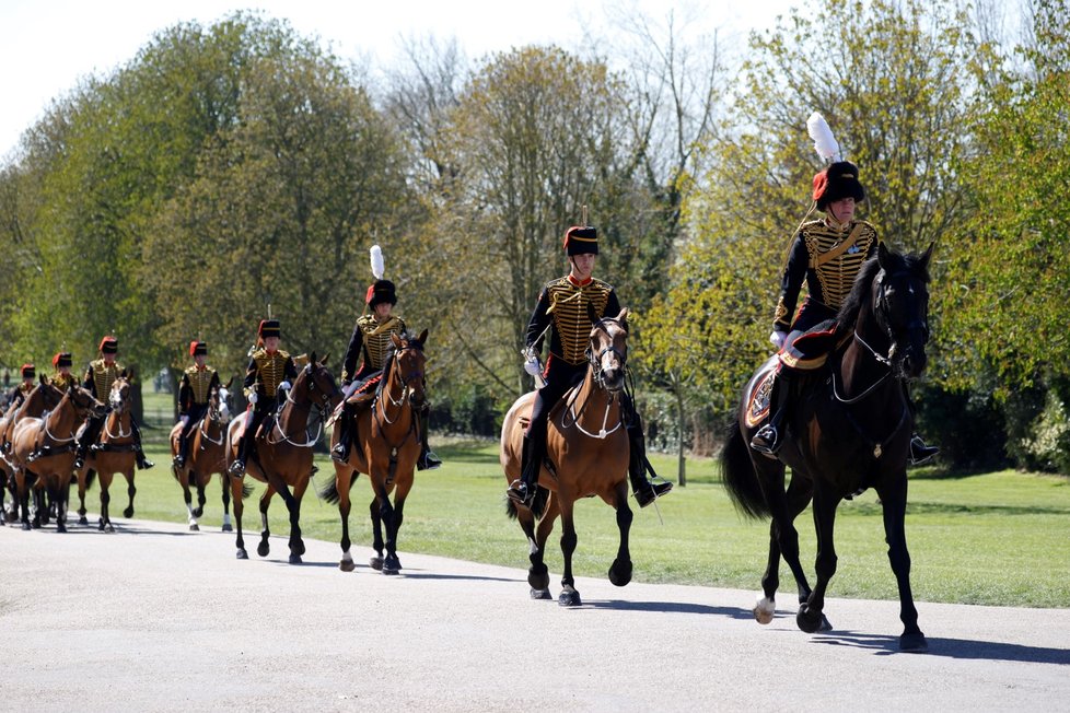 Probíhají poslední přípravy na pohřeb prince Philipa. K Windsoru přijíždí členové královské gardy Royal Horse Artillery