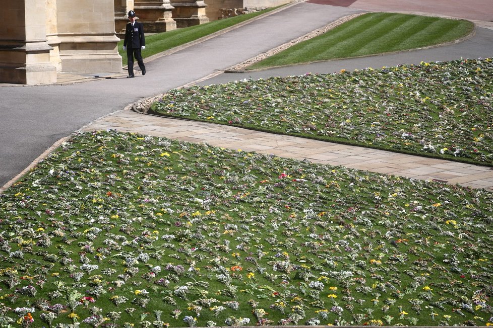 Pozemky hradu Windsor jsou pokryté květinami pro Philipa