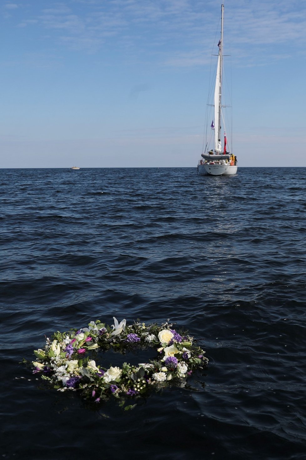 Žáci a zaměstnanci školy Gordonstoun na plachetnici plující fjordem Moray Firth na počest prince Philipa vhodili smuteční věnec do vody.