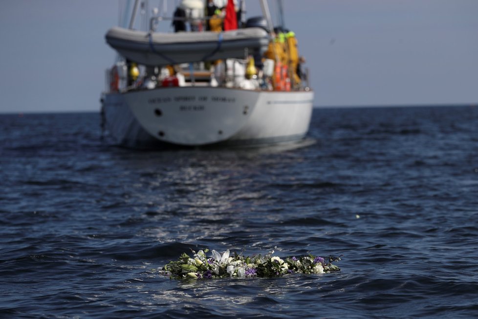 Žáci a zaměstnanci školy Gordonstoun na plachetnici plující fjordem Moray Firth na počest prince Philipa vhodili smuteční věnec do vody.