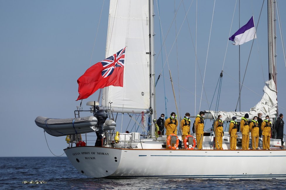 Žáci a zaměstnanci školy Gordonstoun na plachetnici plující fjordem Moray Firth na počest prince Philipa vhodili smuteční věnec do vody.