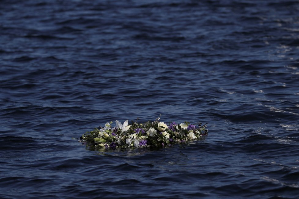 Žáci a zaměstnanci školy Gordonstoun na plachetnici plující fjordem Moray Firth na počest prince Philipa vhodili smuteční věnec do vody.