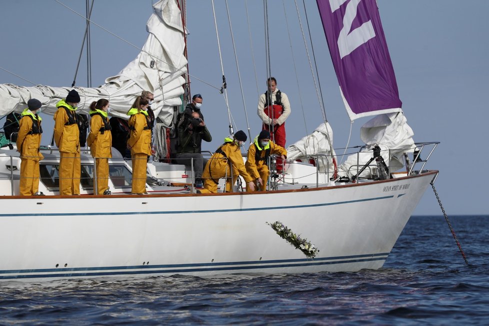 Žáci a zaměstnanci školy Gordonstoun na plachetnici plující fjordem Moray Firth na počest prince Philipa vhodili smuteční věnec do vody.