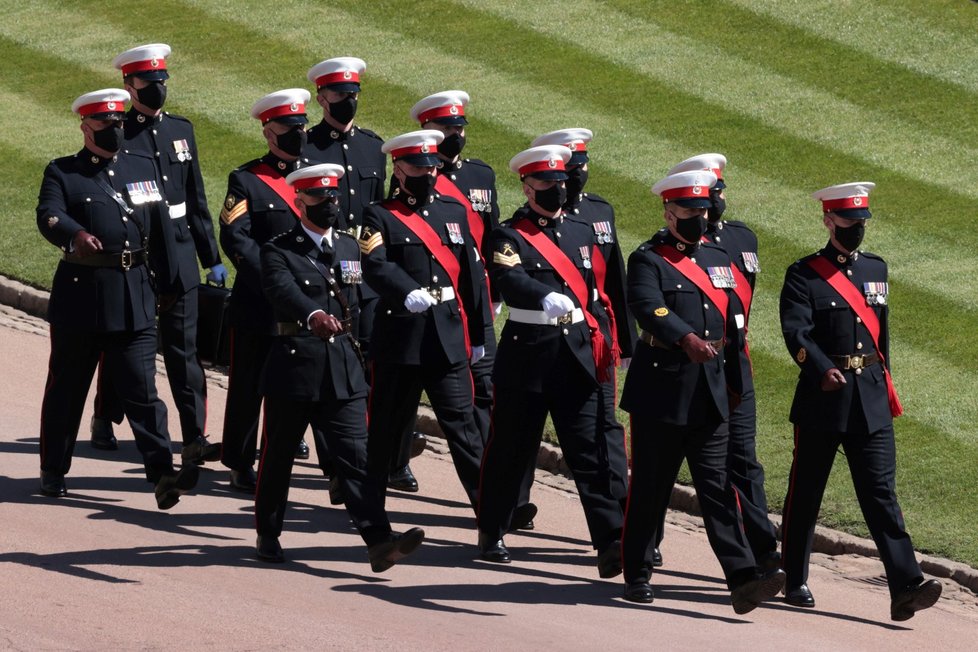 Pochodující vojáci u kaple svatého Jiřího na hradě Windsor