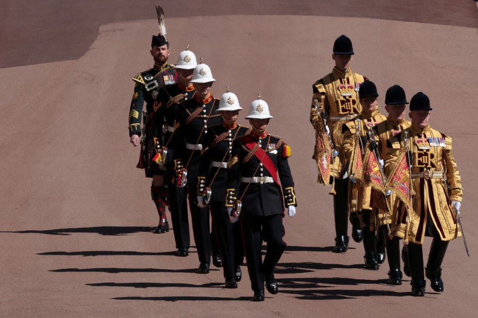 Pochodující vojáci u kaple svatého Jiřího na hradě Windsor