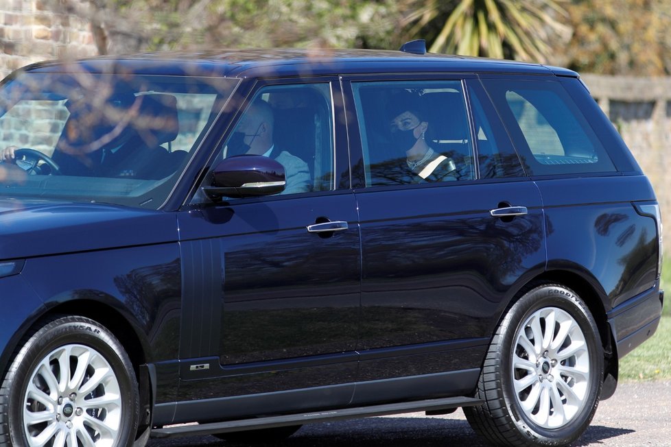 Vévodové z Cambridge William a Kate Middletonová přijíždějí na pozemky Windsoru