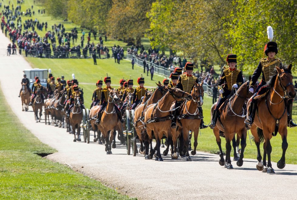 Na pozemcích Windsoru se před pohřbem koná průvod členů královské gardy Royal Horse Artillery