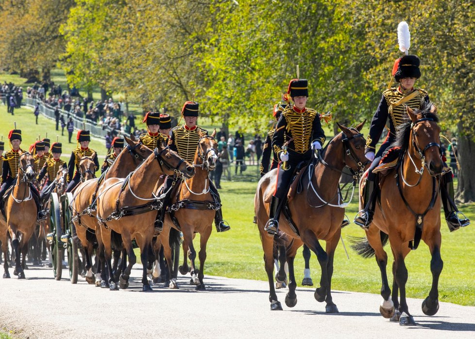 Na pozemcích Windsoru se před pohřbem koná průvod členů královské gardy Royal Horse Artillery