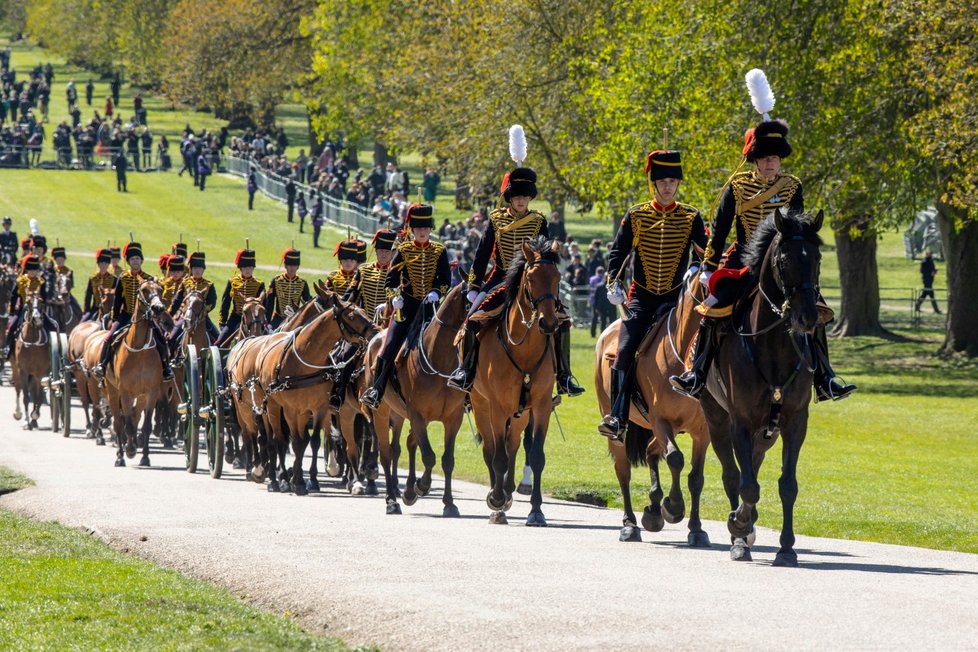 Na pozemcích Windsoru se před pohřbem koná průvod členů královské gardy Royal Horse Artillery