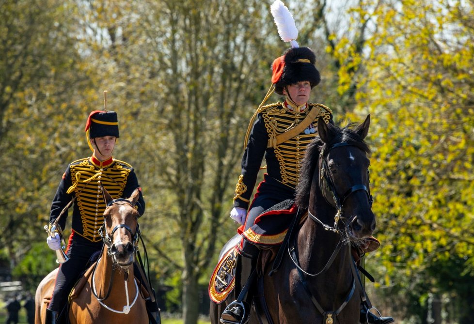 Na pozemcích Windsoru se před pohřbem koná průvod členů královské gardy Royal Horse Artillery