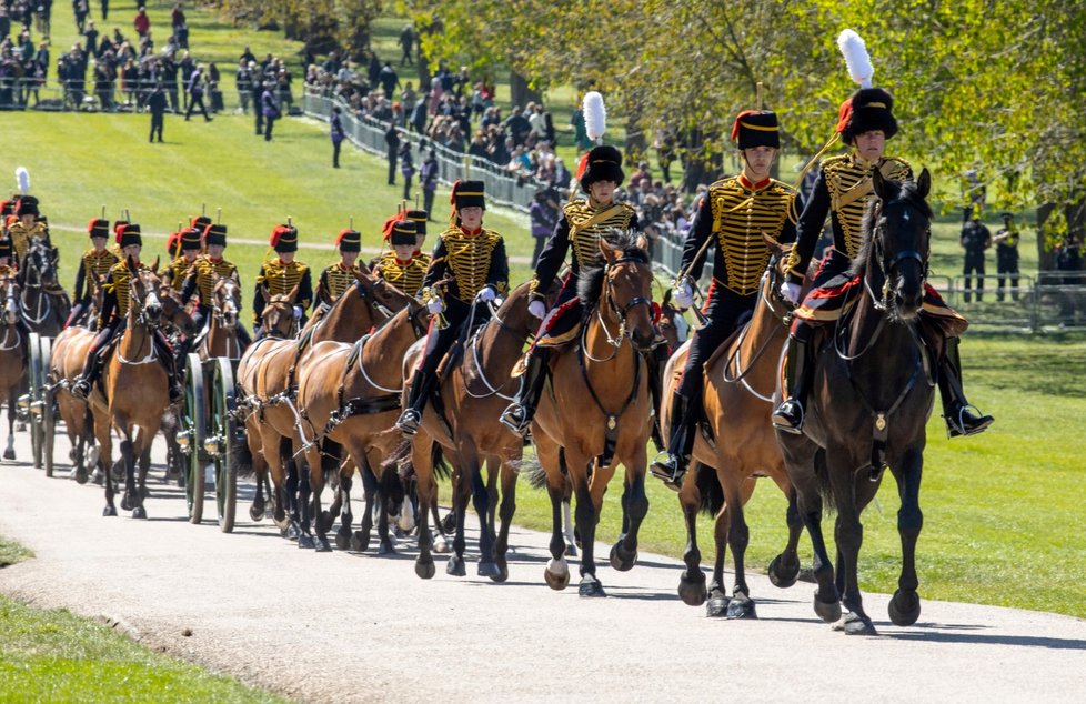 Na pozemcích Windsoru se před pohřbem koná průvod členů královské gardy Royal Horse Artillery