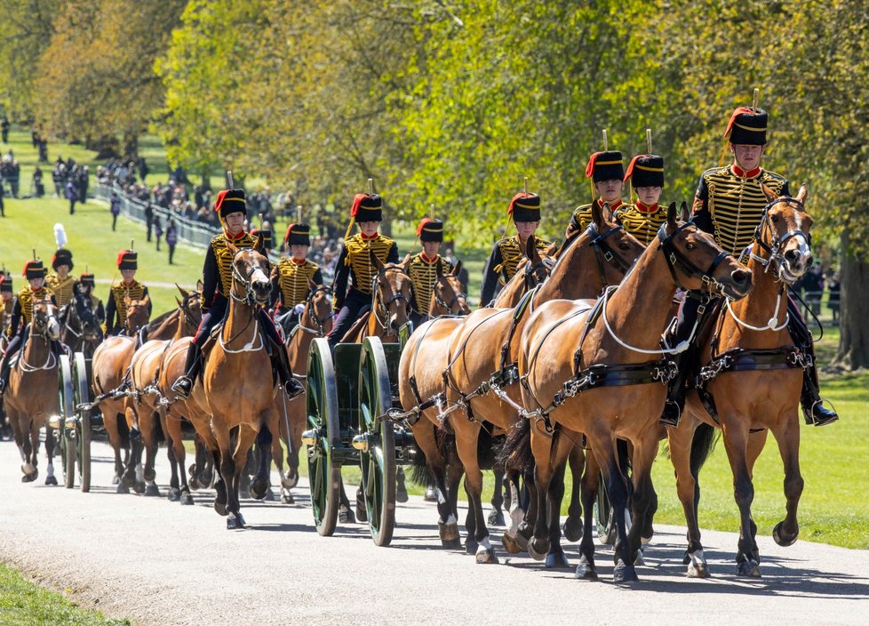 Na pozemcích Windsoru se před pohřbem koná průvod členů královské gardy Royal Horse Artillery