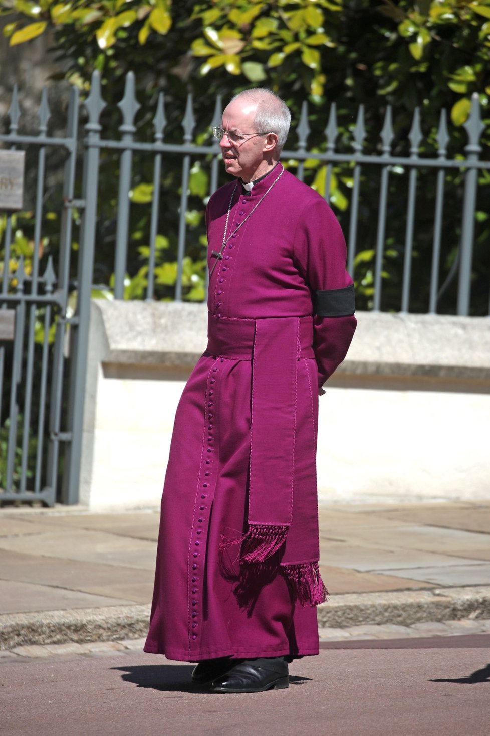 Arcibiskup z Canterbury Justin Welby vyčkává na zahájení ceremoniálu