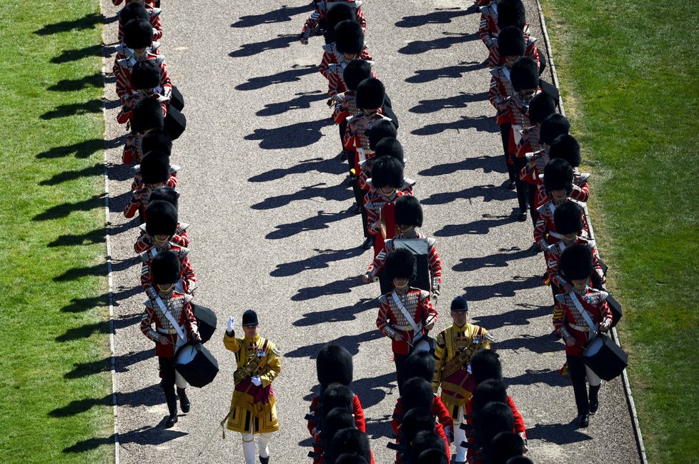 Průvod pochodové kapely před pohřbem prince Philipa