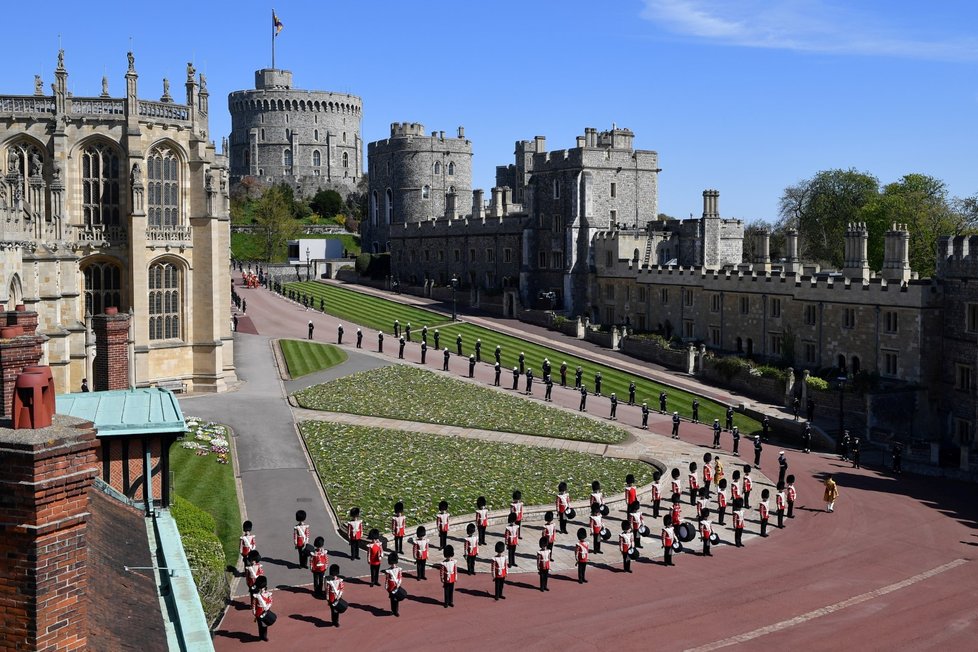 Členové vojenské stráže před hradem Windsor