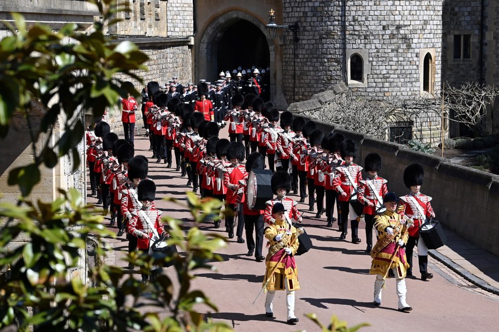 Vojenské průvody na pozemcích hradu Windsor před zahájením zádušní mše za prince Philipa