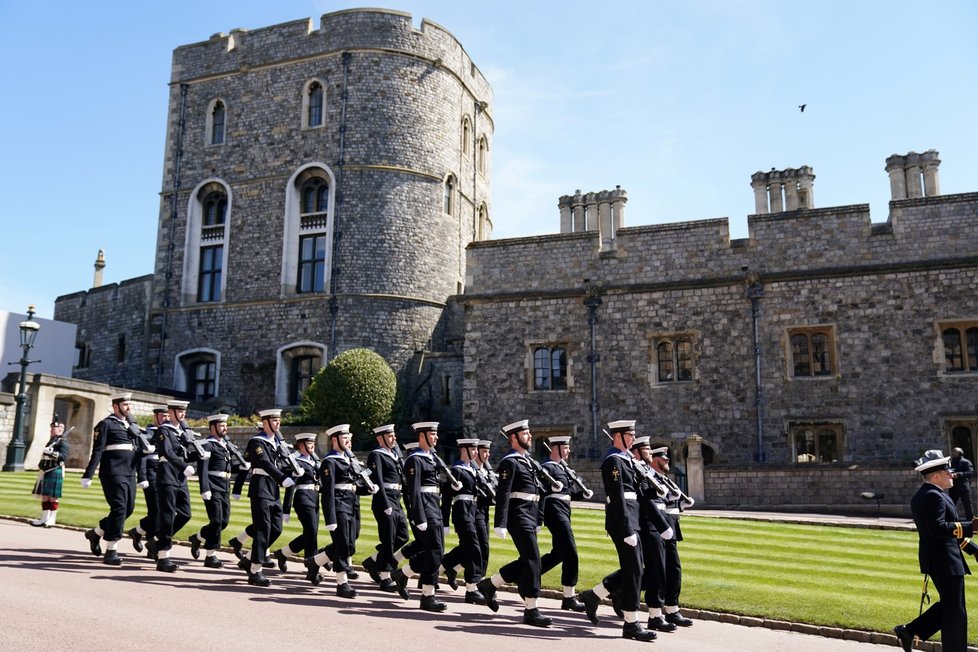 Vojenské průvody na pozemcích hradu Windsor před zahájením zádušní mše za prince Philipa