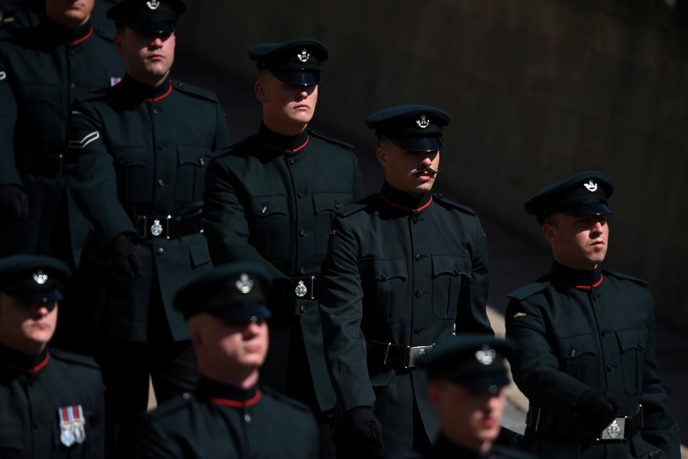 Vojenské průvody na pozemcích hradu Windsor před zahájením zádušní mše za prince Philipa