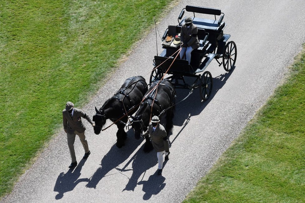 Před hrad Windsor dorazil královský kočár s koňmi.