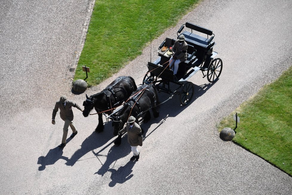 Před hrad Windsor dorazil královský kočár s koňmi