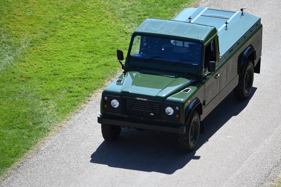 Před Windsor přijel vůz Land Rover, který převeze rakev s princem Philipem ke kapli svatého Jiří.