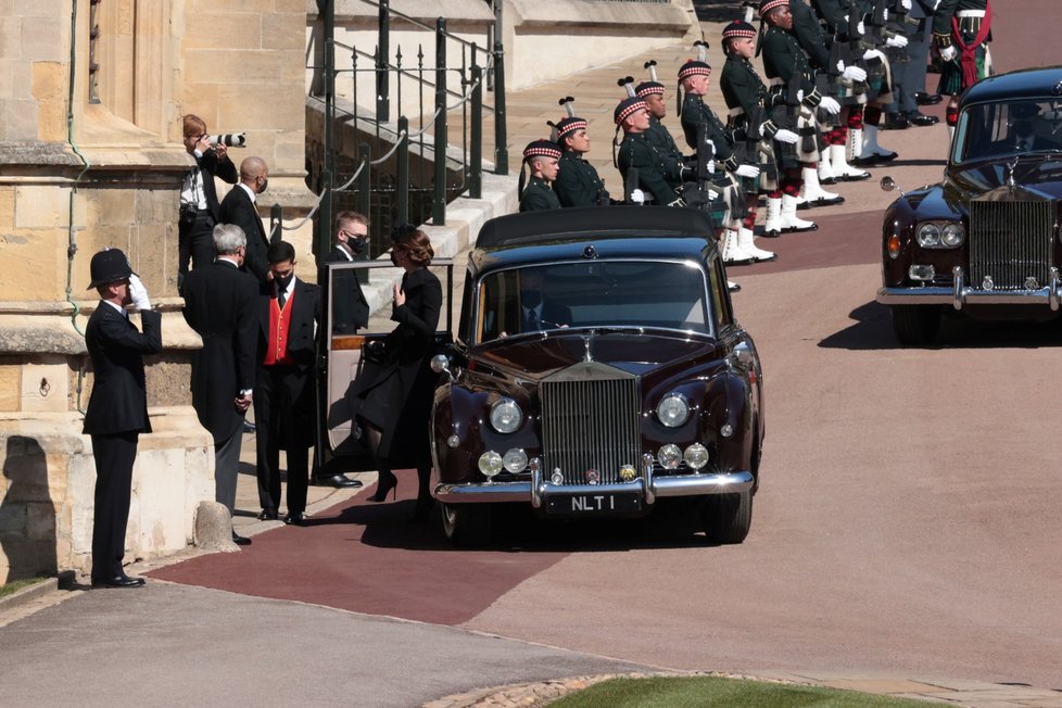 Vévodkyně z Cornwallu Camilla přijela ke kapli svatého Jiří.