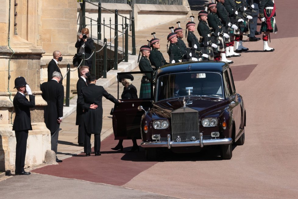 Kate Middletonová vystupuje z auta u kaple svatého Jiří.