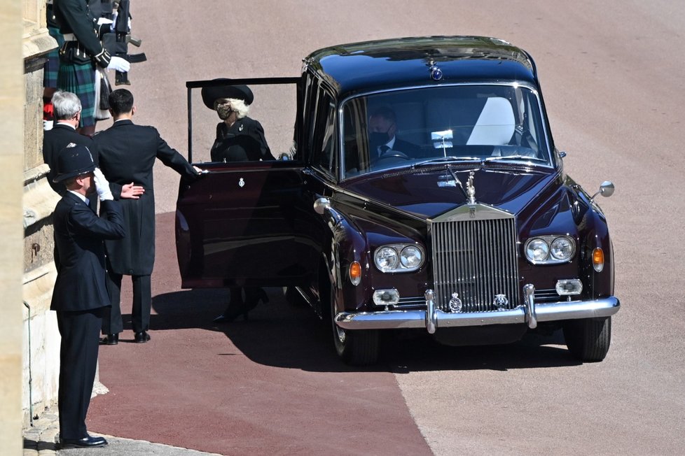 Vévodkyně z Cornwallu Camilla přijela ke kapli svatého Jiří.