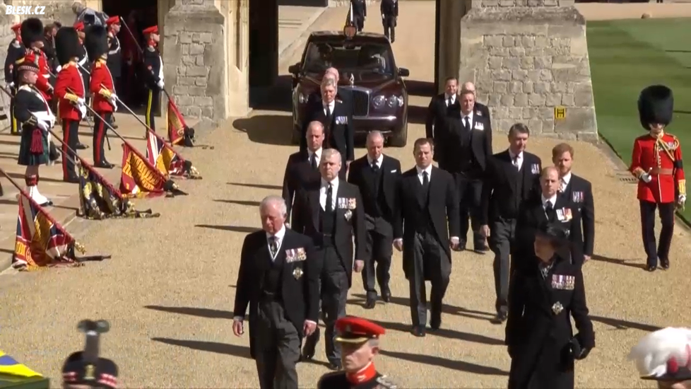 Princ Charles, princ William a princ Harry v průvodu za rakví prince Philipa