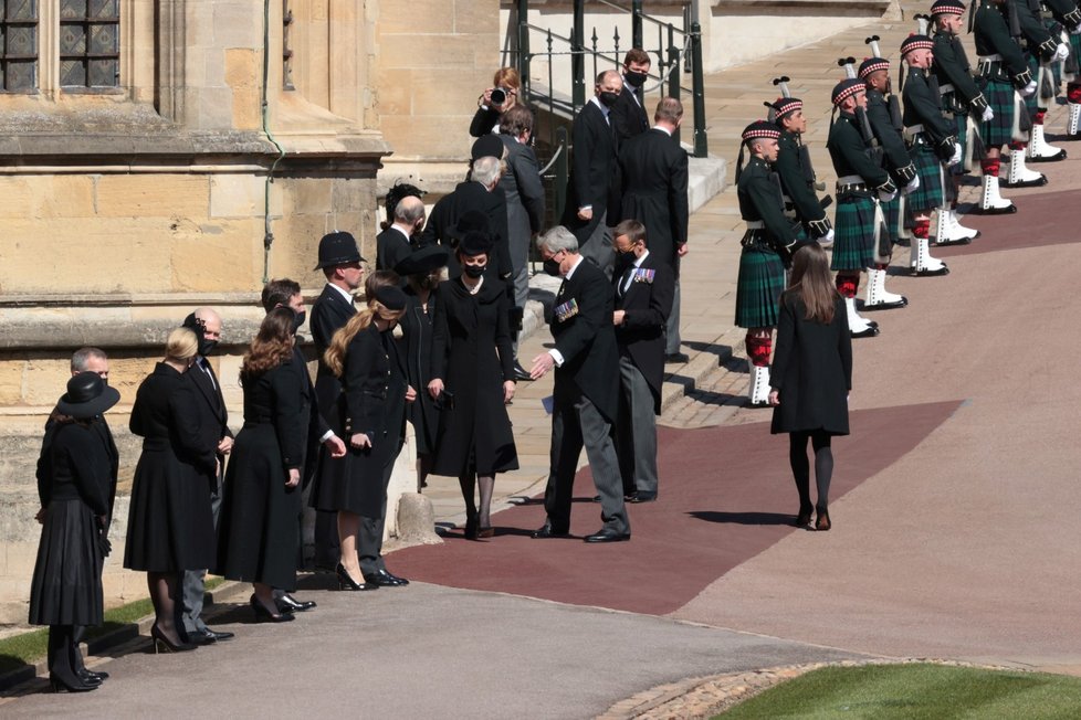 Členové královské rodiny před zahájením zádušní mše za prince Philipa