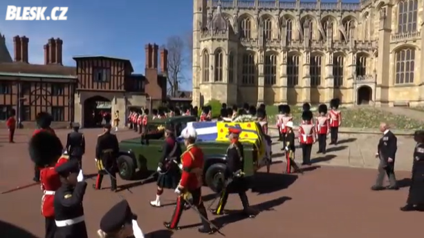 Land Rover s ostatky prince Philipa dorazil před kapli sv. Jiří.