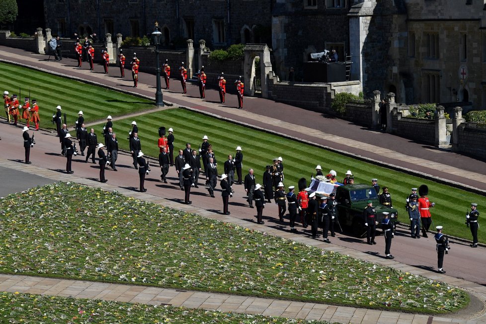 Smuteční pochod za vozem s rakví prince Philipa