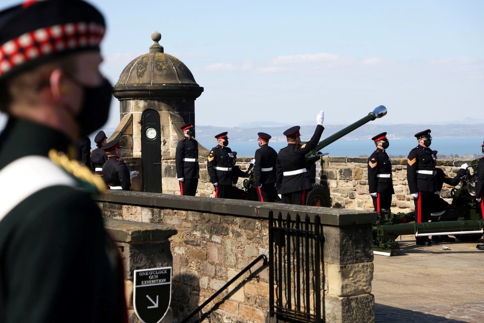 Před a po celostátní minutě ticha stráže na hradě Edinburgh vypálily slavnostní salvy na počest prince Philipa.