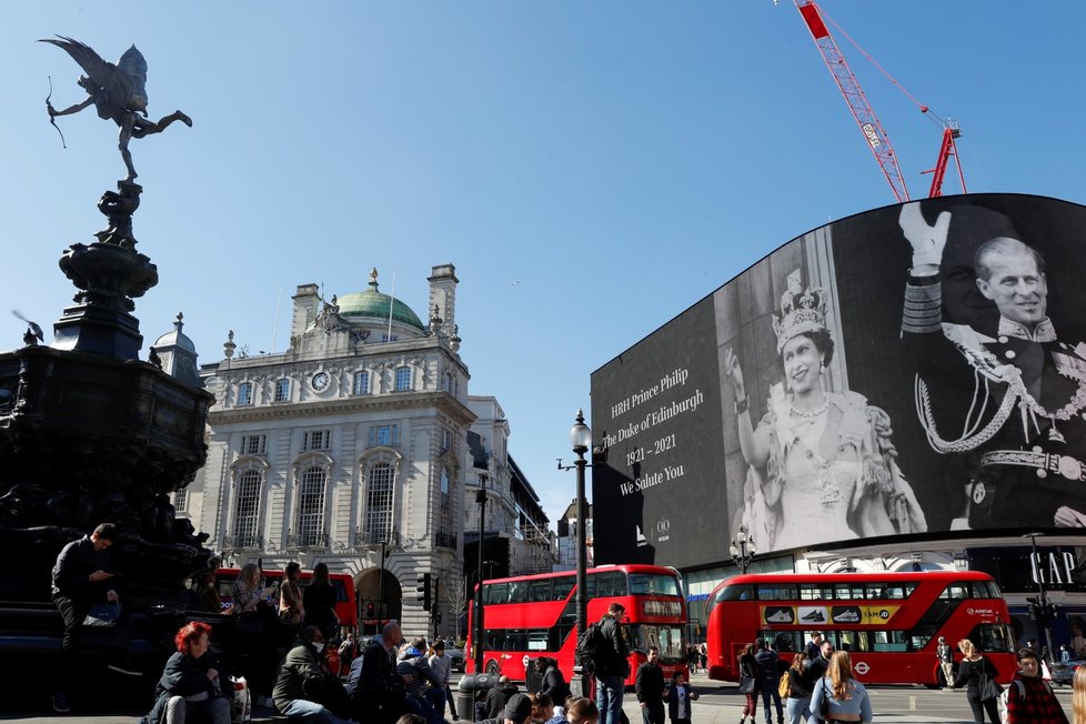 Na obrazovkách v Piccadilly Circus se promítají fotografie prince Pilipa.