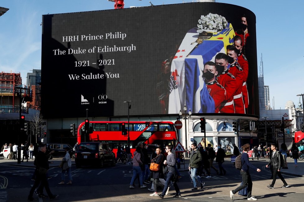 Na obrazovkách v Piccadilly Circus se promítají fotografie prince Pilipa