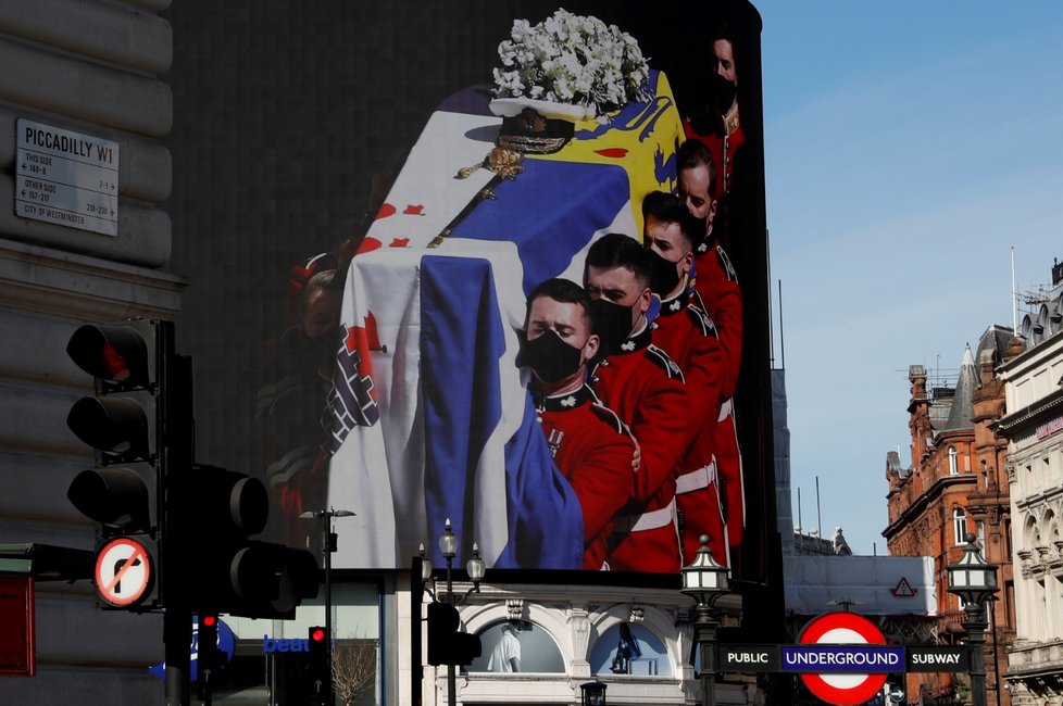 Obrazovky na Picadilly Circus uctily prince Philipa